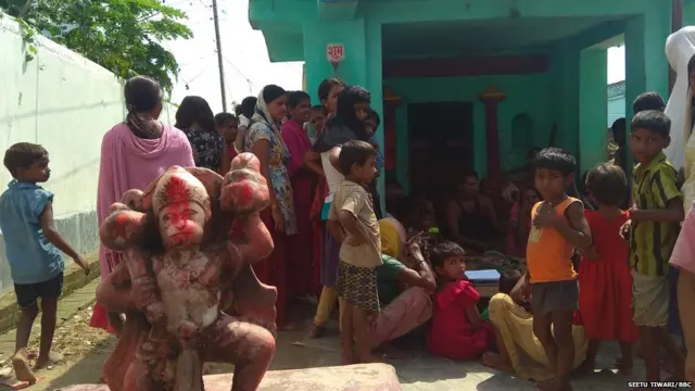 मंदिर में इकट्ठा लोग