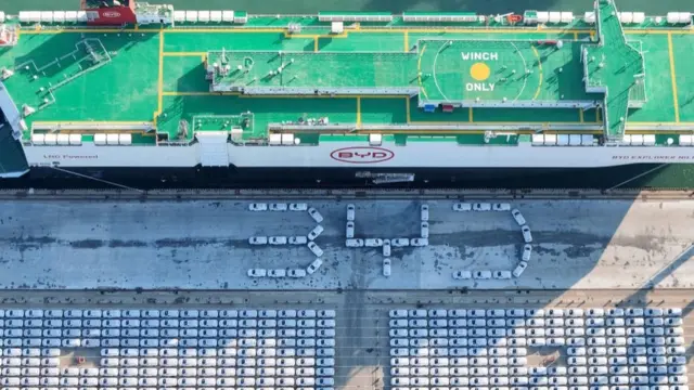 2024年1月10日，成排的比亞迪汽車等待裝載該公司旗下的運車船「比亞迪探索者1號」（BYD EXPLORER NO.1）