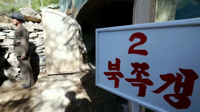 북한 군인이 핵실험장 3번 갱도 앞을 지키고 있는 모습