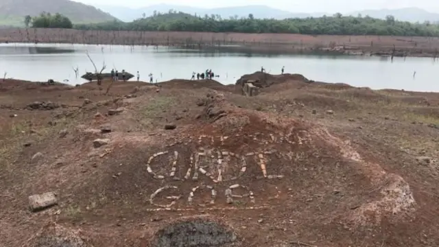 পানি সরে গেলে এমন নানা জিনিস চোখে পড়ে
