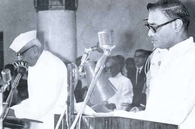 मुख्यमंत्री के पद की शपथ लेते पीवी नरसिम्हा राव