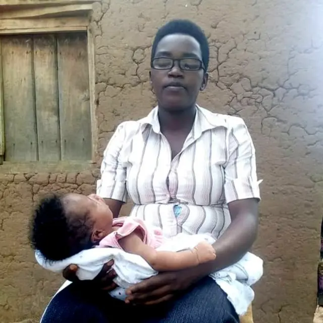 Umupfasoni Emilienne Manigirubuntu ateruye umwana yibarutse mu gihe yari gukora ikibazo