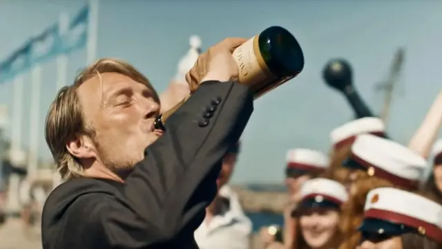 Umesto da gleda kako su drugi glumci tumačili lik pijanca, Mads Mikelsen se inspirisao „gledajući mnogo klipova na jutjubu"