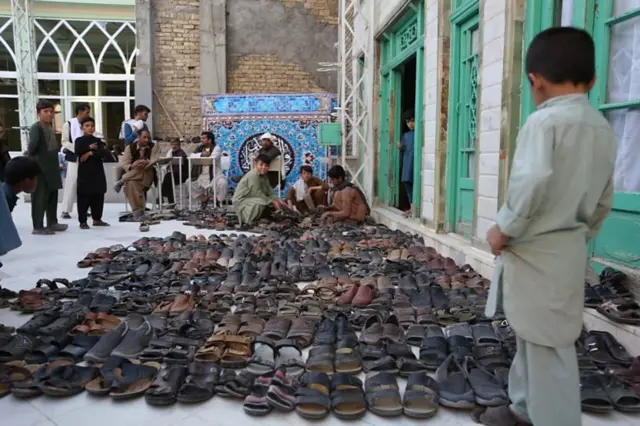 کفشهای قربانیان حمله ۱۵ اکتبر داعش به مسجد شیعیان در قندهار