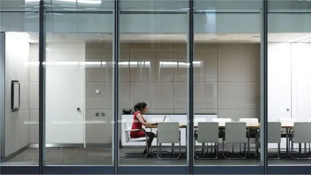 묵묵히 열심히 일하기만 해서는 상사가 이를 알아주고 보상하지는 않는다