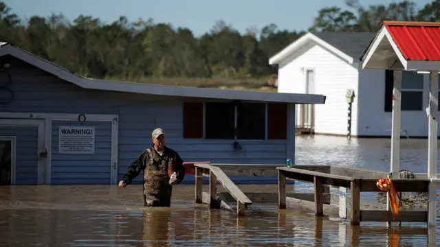 Un hombre recupera algunas pertenencias de su casa tras el paso de Matthew por Carolina del Norte.