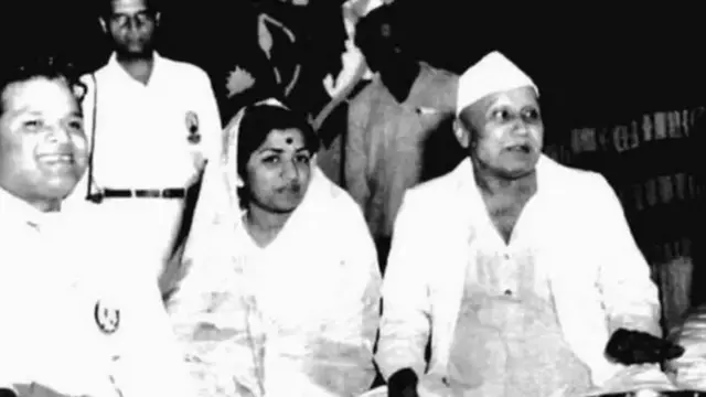 લતાજી બાલ ગંધર્વ સાથે. બંને પરિવારો વચ્ચે દીનાનાથ મંગેશકરના સમયથી ગાઢ સંબંધ હતો