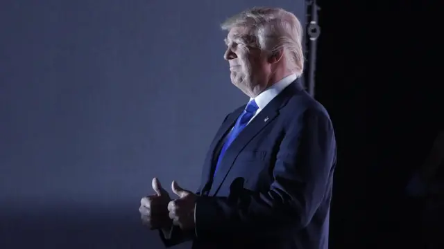 Donald Trump fue al recinto de la convención el lunes, rompiendo la tradición que dicta que sólo va el último día.