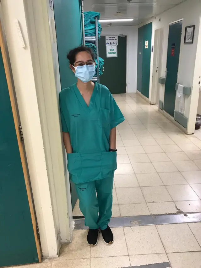 อาดีร์ยืนพิงผนัง