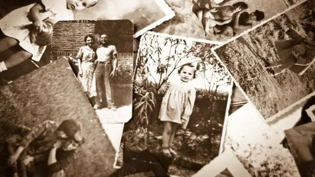 صور قديمة بالأبيض والأسود لأشخاص أثناء الطفولة