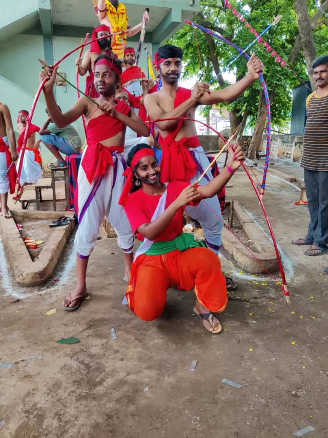 అల్లూరి సీతారామరాజు వేషంలో చిన్నారులు