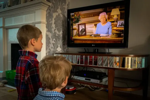 дети смотрят обращение королевы