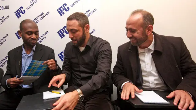 8 oktyabr 2013-cü il. "Hizbut-Təhrir"in Britaniyadakı rəsmi təmcilçisi Taci Mustafa, Niderlanddakı təmsilçisi Okay Pala (soldan sağa) partiyanın beynəlxalq forumunda