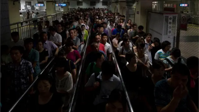 ความคับคั่งช่วงชั่วโมงเร่งด่วนในสถานีรถไฟใต้ดินของกรุงปักกิ่ง