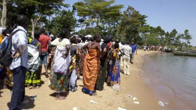 Wanawake wakisubiri miili ya wapendwa ufuoni