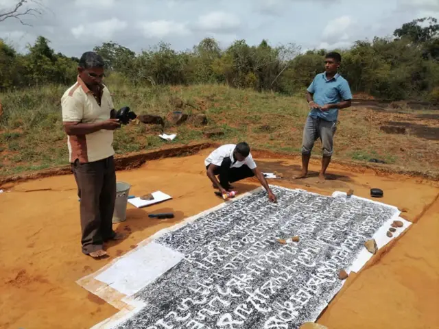 පස් තට්ටුව ඉවත් කළ සෙල්ලිපිය පිටපත් කරන අයුරු