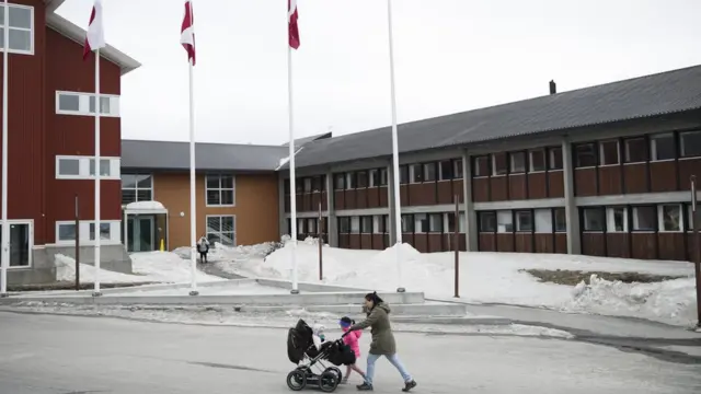 سيدة تسير مع أطفال