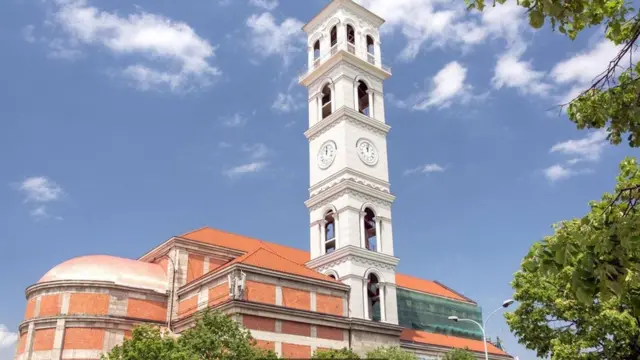 کلیسای جامع مادر ترزای مقدس با کمک‌های مالی مسلمانان و مسیحیان ساخته شده است