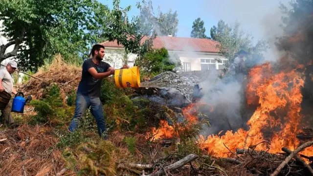 Местнын жители пытаются тушить пожар подручными средствами