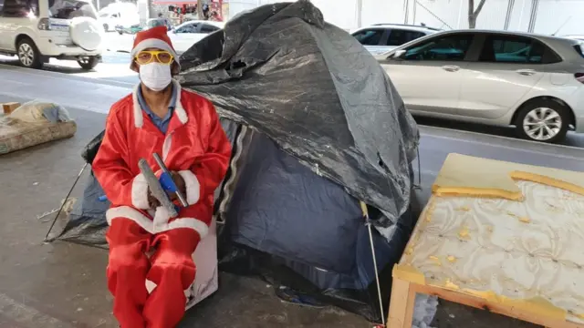 Gleidson Oliveira Lima vestidorobô pixbet grátisPapai Noelrobô pixbet grátisfrente arobô pixbet grátisbarraca coberta por lona, sob o Minhocão, no centrorobô pixbet grátisSão Paulo