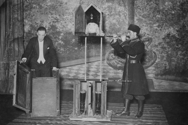 P. T. Selbit realizando su show en Londres, en 1924