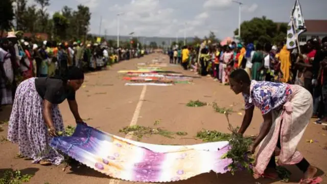 Mu basezeraga kuri Magufuli harimo n'abagore bakenyururaga ibitenge bakabishyira mu muhanda nk'ikimenyetso cyo kumwubaha