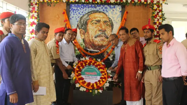 শেখ মুজিবের প্রতিকৃতিতে শ্রদ্ধা জানাচ্ছেন কুমিল্লা বিশ্ববিদ্যালয়ের উপাচার্য ও অন্যান্যরা