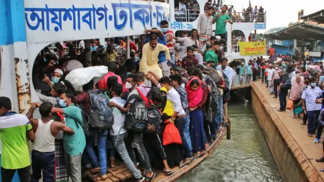 কোরবানি ঈদের ছুটিতে এভাবেই ঢাকা থেকে বাড়ি যাচ্ছেন হাজার হাজার মানুষ, ২৭/০৭-২০২০