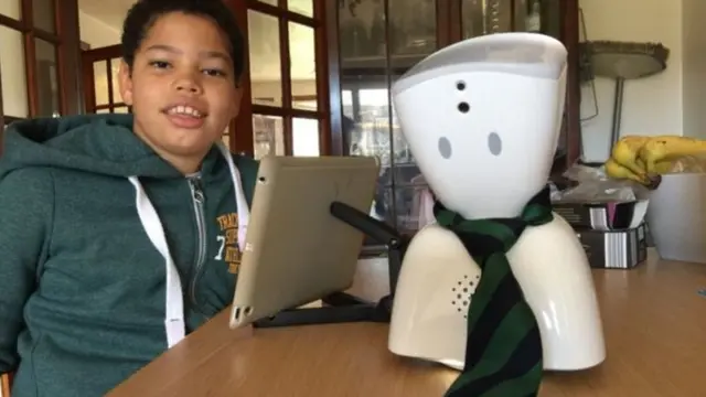 Kier na 10-year-old schoolboy wey fit control di robot from im ipad.