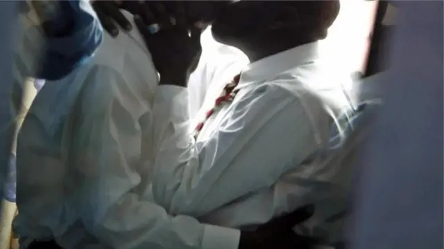 Awọn ọkunrin to n fẹnukonu