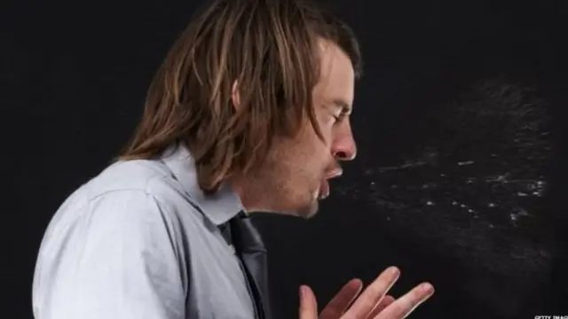 ਛਿੱਕ ਰਿਹਾ ਬੰਦਾ