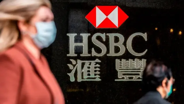 женщина у банка hsbc в гонконге
