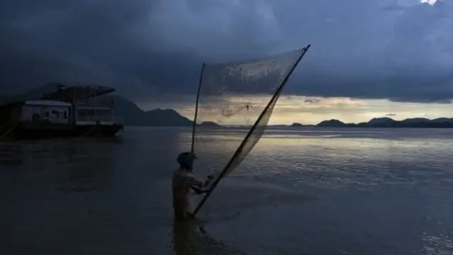 Sông Brahmaputra bắt nguồn từ Tây Tạng, chảy qua Ấn Độ rồi qua Bangladesh