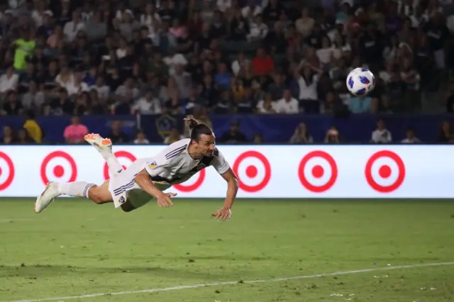 Ibrahimovic anota el gol del empate transitorio a tres goles frente a Orlando City.