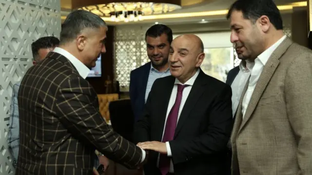 Peker, 2019'da AKP'li Keçiören Belediye Başkanı Turgut Altınok'u makamında ziyaret etti.