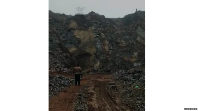 वीडियो में देखा जा सकता है कि नीचे खड़े पुलिकर्मियों पर पहाड़ के ऊपर से पत्थर बरसाए जा रहे हैं.