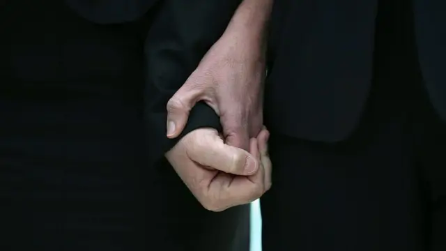 పేర్లు బయట పెట్టడం