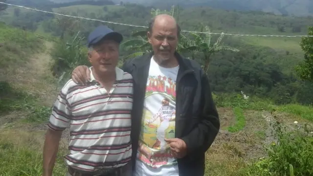 Julián Cabrera con un cultivador