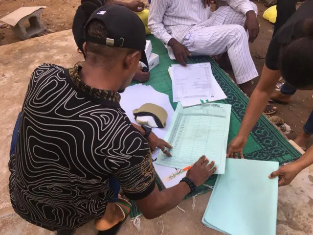 Electoral officials dey enta records