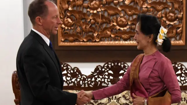 ရခိုင်ပဋိပက္ခဖြစ်ခဲ့တဲ့နေရာတွေက မကျေနပ်မှုအကြောင်းအရာတွေ၊ နစ်နာခဲ့မှုတွေကို ဖြေရှင်းပေးဖို့ အရှေ့အာရှနဲ့ ပစိဖိတ်ရေးရာ အမေရိကန်လက်ထောက်နိုင်ငံခြားရေးဝန်ကြီး ဒေးဗစ်စတေးဝဲလ်က အတိုင်ပင်ခံပုဂ္ဂိုလ်ဒေါ်အောင်ဆန်းစုကြည်နဲ့ အောက်တိုဘာ ၂၉ရက်နေ့က တွေ့ဆုံစဉ်မှာဆွေးနွေး တောင်းဆိုခဲ့ပါသေးတယ်။