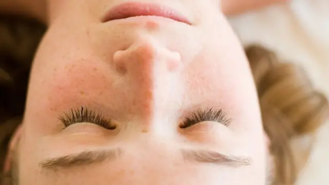 Mujer con los ojos cerrados