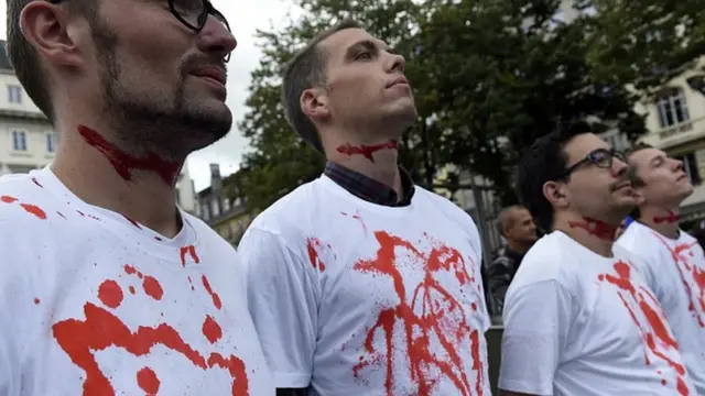 Animalistas com o pescoço pintadobet clubvermelho, como sangue