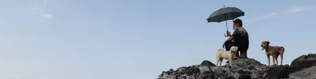 台灣新北市一處岸邊民眾眺望中國解放軍演練區域（4/8/2022）