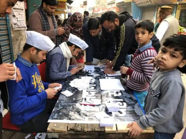 پولنگ بوتھ کے باہر