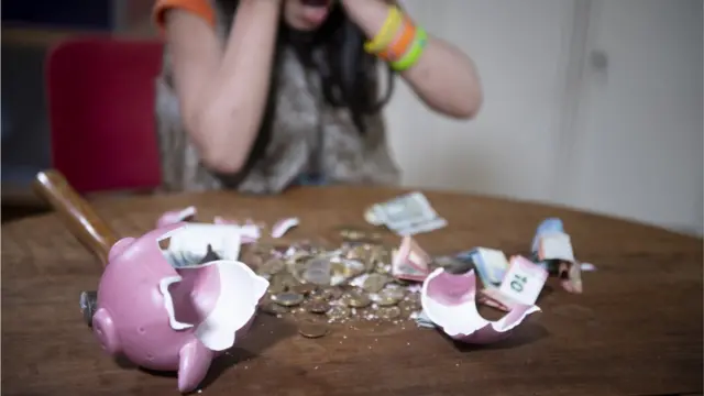 टूटे कप, चिल्लाती बच्ची