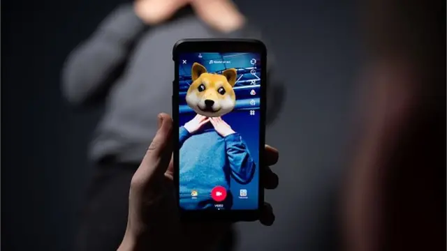 टिकटकमा रमाउँदै एकजना पुरुष