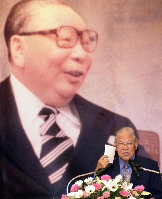 蒋经国（图左）宣布解严，他在1988年过逝后，继任者李登辉（图右下）持续松绑国民党一党专政体制。