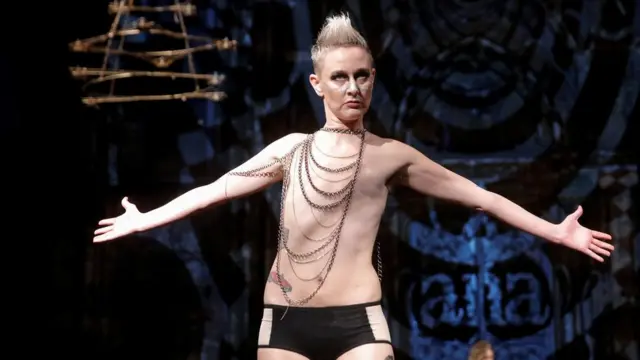 Модель во время показа марки AnaOno The Intimates на Неделе моды в Нью-Йорке