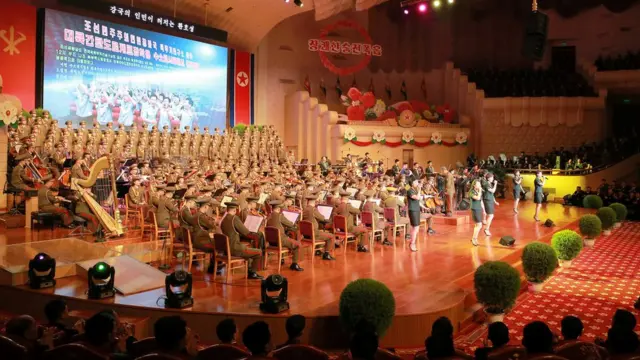 朝鲜人民军女兵在平壤人民剧院演出（朝中社2017年9月10日发放图片）