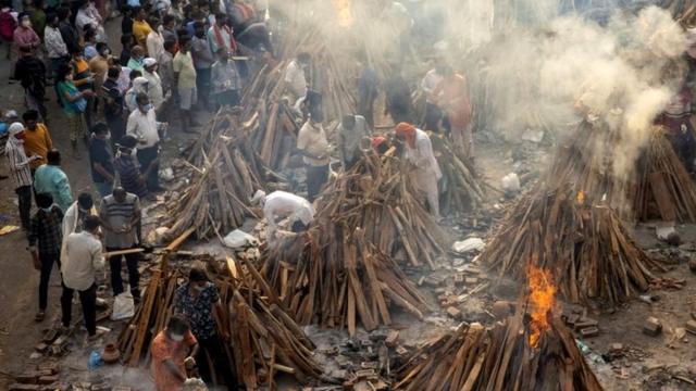 Индийцы кремируют умерших от ковида родственников. На снимке - территория крематория в Нью-Дели